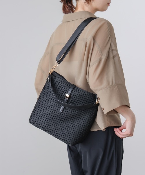 Bou Jeloud（ブージュルード）の「ドットメッシュショルダー（ショルダーバッグ・レディース・ブラック/オフホワイト・ONESIZE）」の2枚目の写真