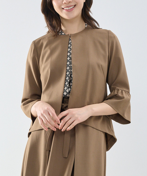 NARACAMICIE（ナラカミーチェ）の「【NARACAMICIE】【セットアップ対応】袖フリルノーカラージャケット（ノーカラージャケット・レディース・ブラウン系/ネイビー/ブラウン・M/XL）」の2枚目の写真