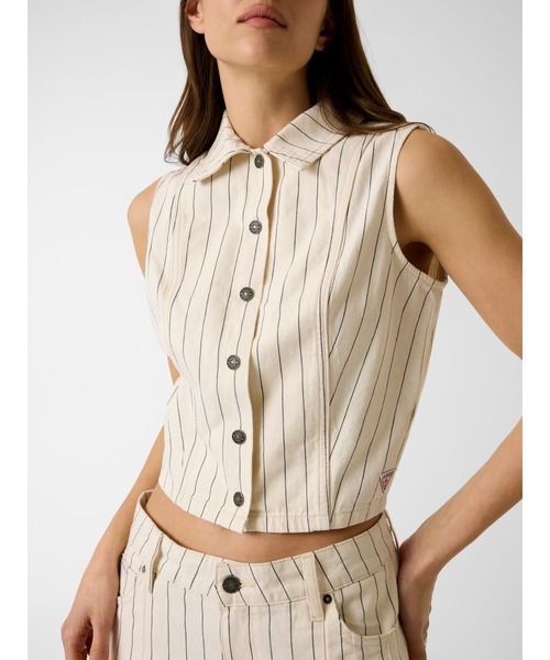 GUESS JEANS（ゲスジーンズ）の「GUESS JEANS Cropped Top シャツ ノースリーブ トップス（シャツ/ブラウス・レディース・ベージュ・X-SMALL/SMALL/MEDIUM）」の3枚目の写真