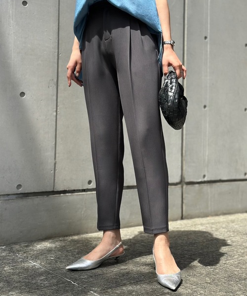 Emma Taylor(エマテイラー)の「ドライタッチタックテーパードパンツ(その他パンツ・レディース・チャコールグレー/ブラック/ベージュ・36/38)」の7枚目の写真