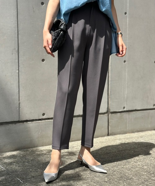 Emma Taylor(エマテイラー)の「ドライタッチタックテーパードパンツ(その他パンツ・レディース・チャコールグレー/ブラック/ベージュ・36/38)」の8枚目の写真