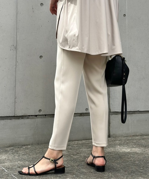 Emma Taylor(エマテイラー)の「ドライタッチタックテーパードパンツ(その他パンツ・レディース・チャコールグレー/ブラック/ベージュ・36/38)」の11枚目の写真