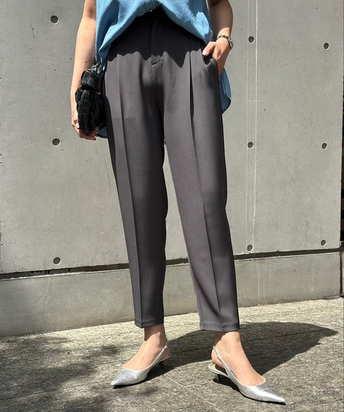 Emma Taylor(エマテイラー)の「ドライタッチタックテーパードパンツ(その他パンツ・レディース・チャコールグレー/ブラック/ベージュ・36/38)」の19枚目の写真
