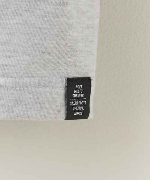 POET MEETS DUBWISE(ポエットミーツダブワイズ)の「POET MEETS DUBWISE/ポエットミーツダブワイズ KJLW COLLAGE 02 T-shirt フォトTシャツ プリントTシャツ 2026年春夏(Tシャツ/カットソー・メンズ・ブラック/グレー・M/L/XL)」の7枚目の写真