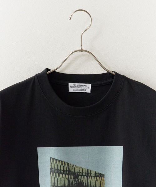 POET MEETS DUBWISE(ポエットミーツダブワイズ)の「POET MEETS DUBWISE/ポエットミーツダブワイズ KJLW COLLAGE 02 T-shirt フォトTシャツ プリントTシャツ 2026年春夏(Tシャツ/カットソー・メンズ・ブラック/グレー・M/L/XL)」の6枚目の写真