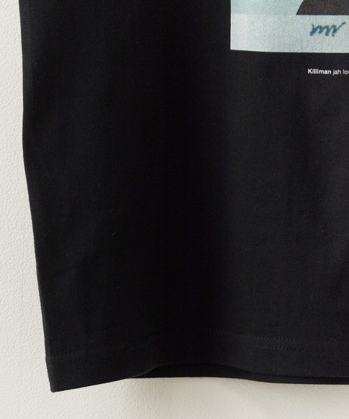 POET MEETS DUBWISE(ポエットミーツダブワイズ)の「POET MEETS DUBWISE/ポエットミーツダブワイズ KJLW COLLAGE 02 T-shirt フォトTシャツ プリントTシャツ 2026年春夏(Tシャツ/カットソー・メンズ・ブラック/グレー・M/L/XL)」の4枚目の写真