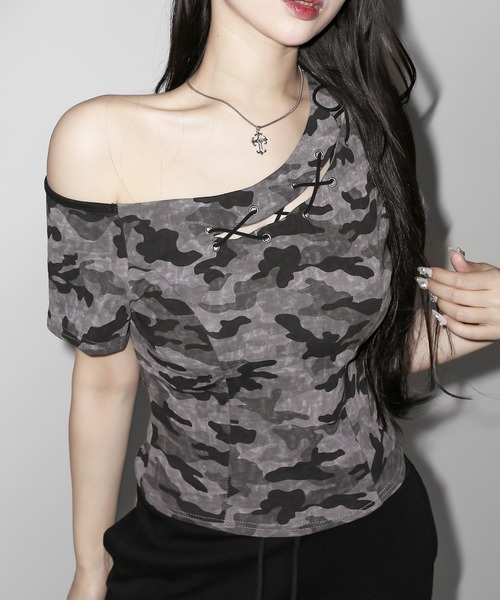 me+em select(ミームセレクト)の「【 3color 】ヴィンテージカモフラカットアウトレースアップワンショルTシャツ / Vintage camouflage cutout laceup one shoulder T-shirt(Tシャツ/カットソー・レディース・カーキ/グレー/ピンク・FREE)」の16枚目の写真