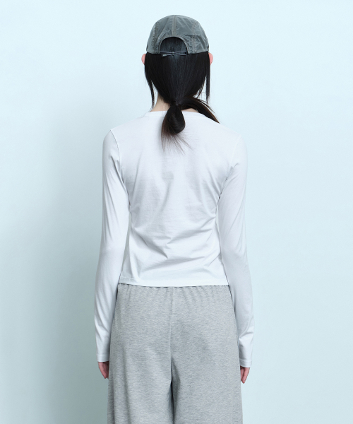 MUSINSA STANDARD WOMAN（ムシンサスタンダードウーマン）の「[UVプロテクション] レディース スリム クルーネック 長袖Tシャツ [ホワイト]（Tシャツ/カットソー・レディース・その他・X-SMALL/SMALL/MEDIUM/LARGE）」の3枚目の写真