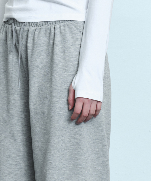 MUSINSA STANDARD WOMAN（ムシンサスタンダードウーマン）の「[UVプロテクション] レディース スリム クルーネック 長袖Tシャツ [ホワイト]（Tシャツ/カットソー・レディース・その他・X-SMALL/SMALL/MEDIUM/LARGE）」の5枚目の写真