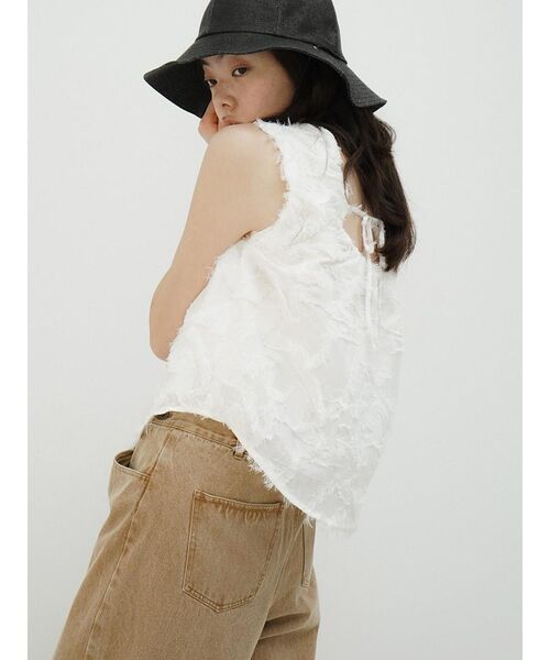 FIKA.(フィーカ)の「Back ribbon fringe blouse(シャツ/ブラウス・レディース・ブラック/オフホワイト・MEDIUM)」の1枚目の写真