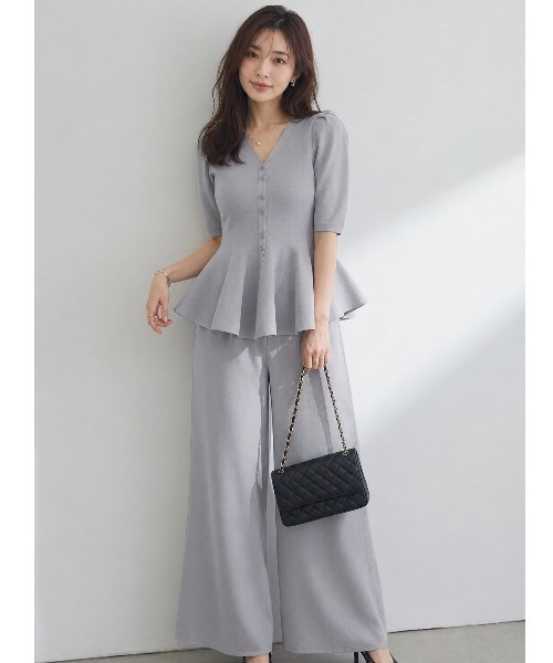 Lateru(ラテル)の「ペプラムハーフスリーブニット 美ラインワイドパンツ 2 点セットアップ レディース(セットアップ・レディース・ブラック/グレー/アイボリー・FREE)」の3枚目の写真