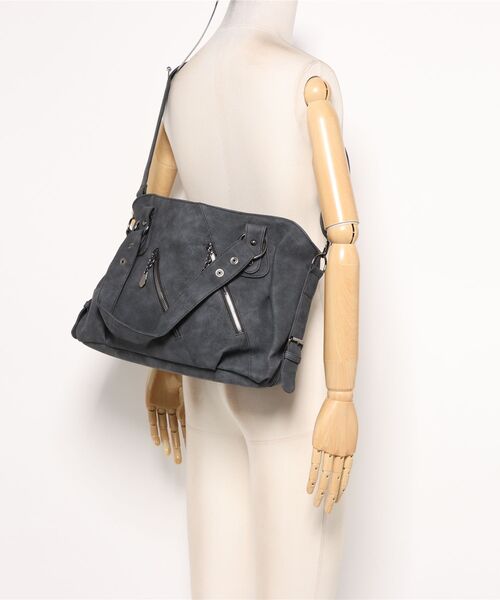 Chikashitsu +（チカシツプラス）の「【Chikashitsu +】Tildes Matching Bag / 【チカシツプラス】ビンテージ風ショルダーバッグ（ショルダーバッグ・メンズ・ダークベージュ/ブラック・ONE SIZE）」の14枚目の写真