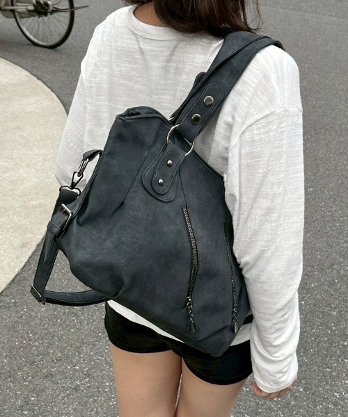 Chikashitsu +（チカシツプラス）の「【Chikashitsu +】Tildes Matching Bag / 【チカシツプラス】ビンテージ風ショルダーバッグ（ショルダーバッグ・メンズ・ダークベージュ/ブラック・ONE SIZE）」の8枚目の写真