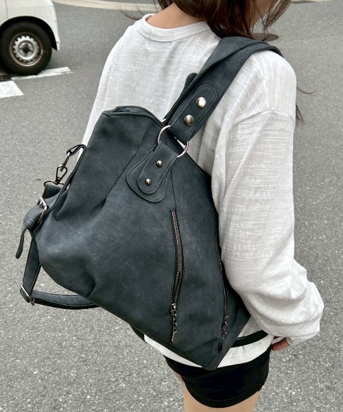 Chikashitsu +（チカシツプラス）の「【Chikashitsu +】Tildes Matching Bag / 【チカシツプラス】ビンテージ風ショルダーバッグ（ショルダーバッグ・メンズ・ダークベージュ/ブラック・ONE SIZE）」の9枚目の写真