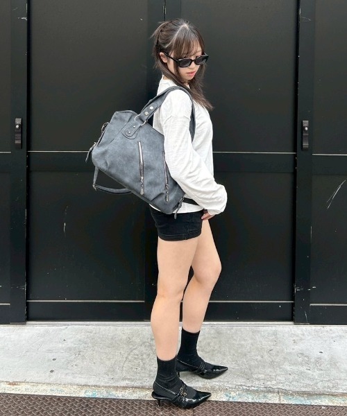 Chikashitsu +（チカシツプラス）の「【Chikashitsu +】Tildes Matching Bag / 【チカシツプラス】ビンテージ風ショルダーバッグ（ショルダーバッグ・メンズ・ダークベージュ/ブラック・ONE SIZE）」の4枚目の写真