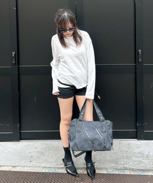 Chikashitsu +（チカシツプラス）の「【Chikashitsu +】Tildes Matching Bag / 【チカシツプラス】ビンテージ風ショルダーバッグ（ショルダーバッグ・メンズ・ダークベージュ/ブラック・ONE SIZE）」の3枚目の写真