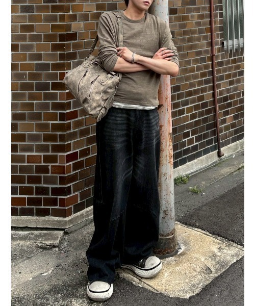 Chikashitsu +（チカシツプラス）の「【Chikashitsu +】Tildes Matching Bag / 【チカシツプラス】ビンテージ風ショルダーバッグ（ショルダーバッグ・メンズ・ダークベージュ/ブラック・ONE SIZE）」の16枚目の写真