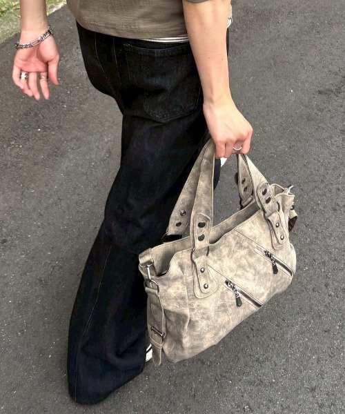 Chikashitsu +（チカシツプラス）の「【Chikashitsu +】Tildes Matching Bag / 【チカシツプラス】ビンテージ風ショルダーバッグ（ショルダーバッグ・メンズ・ダークベージュ/ブラック・ONE SIZE）」の19枚目の写真