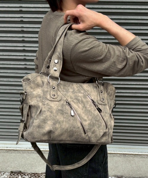 Chikashitsu +（チカシツプラス）の「【Chikashitsu +】Tildes Matching Bag / 【チカシツプラス】ビンテージ風ショルダーバッグ（ショルダーバッグ・メンズ・ダークベージュ/ブラック・ONE SIZE）」の22枚目の写真