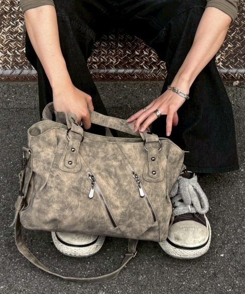 Chikashitsu +（チカシツプラス）の「【Chikashitsu +】Tildes Matching Bag / 【チカシツプラス】ビンテージ風ショルダーバッグ（ショルダーバッグ・メンズ・ダークベージュ/ブラック・ONE SIZE）」の20枚目の写真