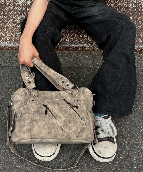 Chikashitsu +（チカシツプラス）の「【Chikashitsu +】Tildes Matching Bag / 【チカシツプラス】ビンテージ風ショルダーバッグ（ショルダーバッグ・メンズ・ダークベージュ/ブラック・ONE SIZE）」の21枚目の写真
