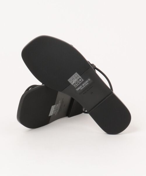 CHARLES & KEITH（チャールズ & キース）の「Fianna ファイナ ツイストストラップ スライドサンダル（サンダル・レディース・ベージュ/ブラック・24.5cm/23.5cm/23cm/22.5cm/25cm）」の8枚目の写真