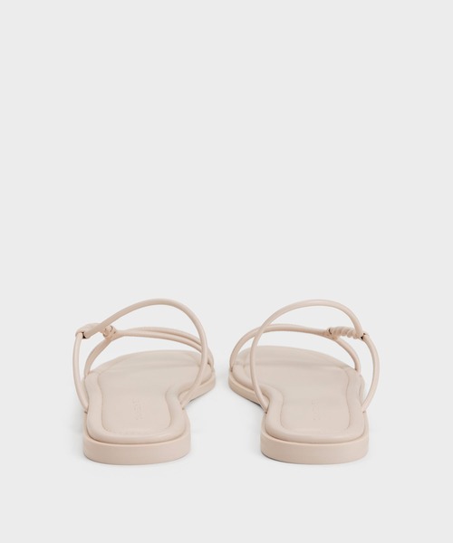 CHARLES & KEITH（チャールズ & キース）の「Fianna ファイナ ツイストストラップ スライドサンダル（サンダル・レディース・ベージュ/ブラック・24.5cm/23.5cm/23cm/22.5cm/25cm）」の6枚目の写真