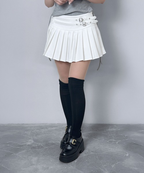 FOLLOWIN(フォロウィン)の「【3COLOR】ダブルベルト プリーツミニスカート(スカート・レディース・ホワイト/ブラック/グレー・SMALL/MEDIUM/LARGE)」の4枚目の写真