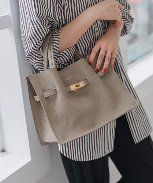 Spick & Span(スピックアンドスパン)の「《新色有り / 追加》VIOLAd’ORO イタリアンWフェイスレザートートバッグM(トートバッグ・レディース・グレー/ボルドー/ブラック/ネイビー・FREE)」の2枚目の写真