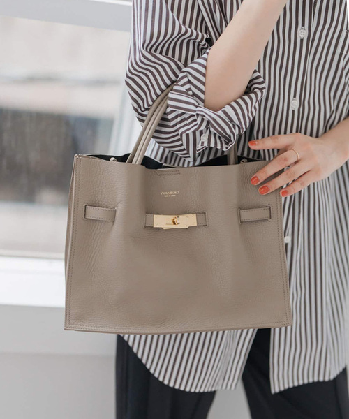 Spick & Span(スピックアンドスパン)の「《新色有り / 追加》VIOLAd’ORO イタリアンWフェイスレザートートバッグM(トートバッグ・レディース・グレー/ボルドー/ブラック/ネイビー・FREE)」の8枚目の写真