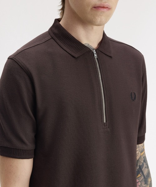 FRED PERRY(フレッドペリー)の「Crepe Pique Polo Shirt/クレープ鹿の子ポロシャツ(ポロシャツ・メンズ・ベージュ/ブラック/ブラウン系その他/ブラウン・L/M/S)」の6枚目の写真