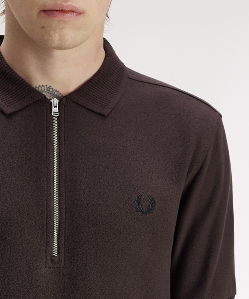 FRED PERRY(フレッドペリー)の「Crepe Pique Polo Shirt/クレープ鹿の子ポロシャツ(ポロシャツ・メンズ・ベージュ/ブラック/ブラウン系その他/ブラウン・L/M/S)」の7枚目の写真
