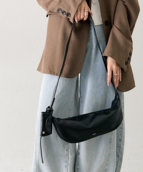 mystic（ミスティック）の「《WEB限定/RED》ハーフムーンショルダーBAG（ショルダーバッグ・レディース・ベージュ/レッド/ブラック・ONE SIZE）」の2枚目の写真