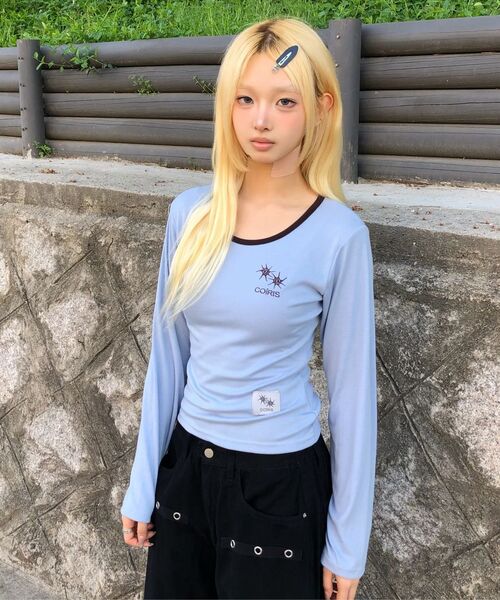 COIRIS(コイリス)の「ロラ スモールロゴ 配色 Uネック 長袖Tシャツ (10カラー)(Tシャツ/カットソー・レディース・チャコール/ブルー/グリーン/ブラウン/ネイビー/カーキ/ブラック/ホワイト/ライトグレー/スカイブルー・FREE)」の13枚目の写真