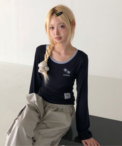 COIRIS(コイリス)の「ロラ スモールロゴ 配色 Uネック 長袖Tシャツ (10カラー)(Tシャツ/カットソー・レディース・チャコール/ブルー/グリーン/ブラウン/ネイビー/カーキ/ブラック/ホワイト/ライトグレー/スカイブルー・FREE)」の12枚目の写真
