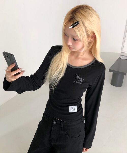 COIRIS(コイリス)の「ロラ スモールロゴ 配色 Uネック 長袖Tシャツ (10カラー)(Tシャツ/カットソー・レディース・チャコール/ブルー/グリーン/ブラウン/ネイビー/カーキ/ブラック/ホワイト/ライトグレー/スカイブルー・FREE)」の11枚目の写真