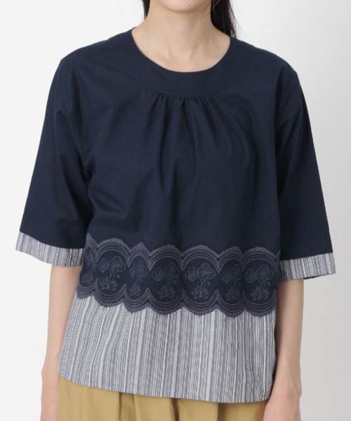 SUPER HAKKA(スーパーハッカ)の「60コットンローン+綿麻ストライプラウンドエッジポピー刺繍レイヤードブラウス(シャツ/ブラウス・レディース・オフホワイト/ネイビー・FREE)」の2枚目の写真