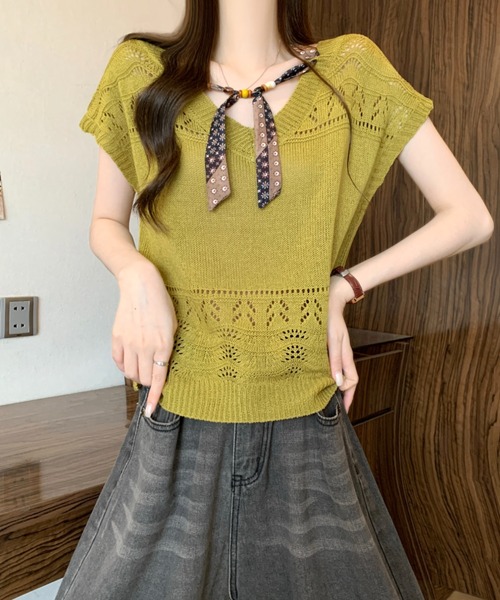 AMAJI(アマジ)の「アイレットレース ビジュー Vネック サマーニット 半袖トップス(ニット/セーター・レディース・ベージュ/グリーン・FREE)」の3枚目の写真
