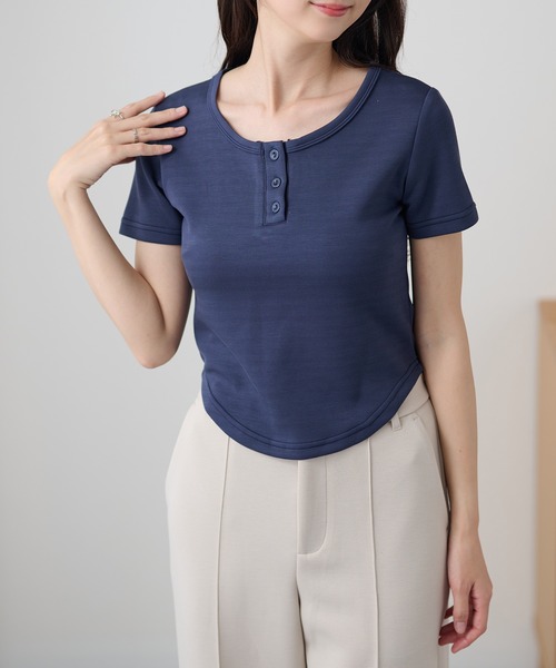 DAYRA(デイラ)の「ソリッドカラー ヘンリーネック ショート丈 半袖 トップス(Tシャツ/カットソー・レディース・ライトグレー/ダークグレー/ネイビー/ブラック・FREE)」の4枚目の写真