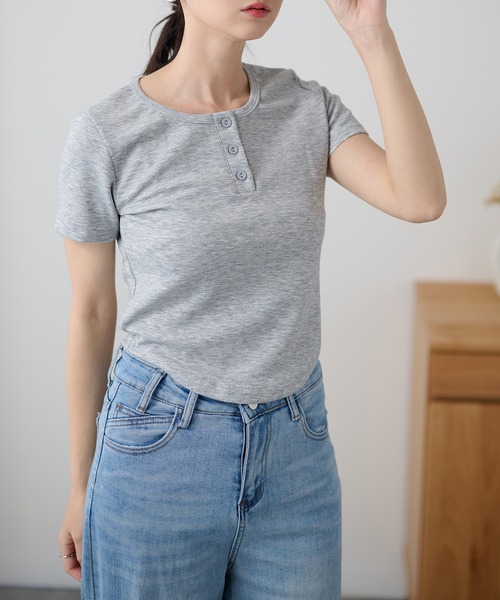 DAYRA(デイラ)の「ソリッドカラー ヘンリーネック ショート丈 半袖 トップス(Tシャツ/カットソー・レディース・ライトグレー/ダークグレー/ネイビー/ブラック・FREE)」の2枚目の写真