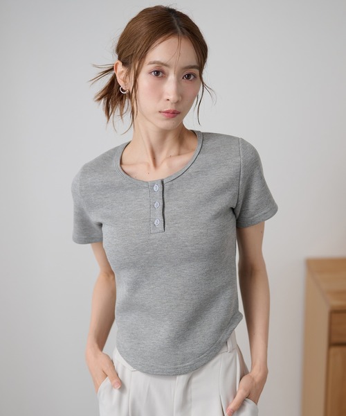 DAYRA(デイラ)の「ソリッドカラー ヘンリーネック ショート丈 半袖 トップス(Tシャツ/カットソー・レディース・ライトグレー/ダークグレー/ネイビー/ブラック・FREE)」の3枚目の写真