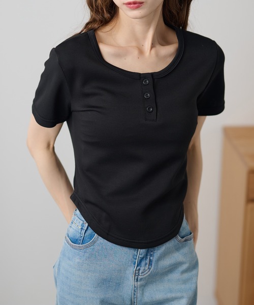 DAYRA(デイラ)の「ソリッドカラー ヘンリーネック ショート丈 半袖 トップス(Tシャツ/カットソー・レディース・ライトグレー/ダークグレー/ネイビー/ブラック・FREE)」の1枚目の写真