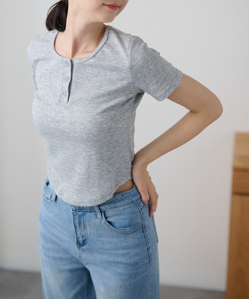 DAYRA(デイラ)の「ソリッドカラー ヘンリーネック ショート丈 半袖 トップス(Tシャツ/カットソー・レディース・ライトグレー/ダークグレー/ネイビー/ブラック・FREE)」の22枚目の写真