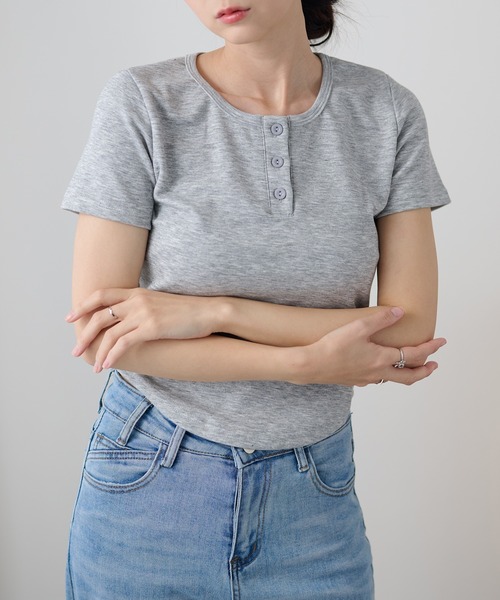 DAYRA(デイラ)の「ソリッドカラー ヘンリーネック ショート丈 半袖 トップス(Tシャツ/カットソー・レディース・ライトグレー/ダークグレー/ネイビー/ブラック・FREE)」の21枚目の写真