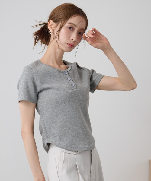 DAYRA(デイラ)の「ソリッドカラー ヘンリーネック ショート丈 半袖 トップス(Tシャツ/カットソー・レディース・ライトグレー/ダークグレー/ネイビー/ブラック・FREE)」の15枚目の写真