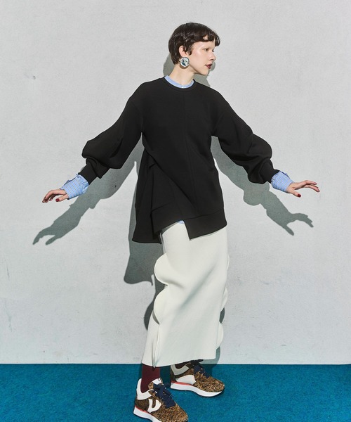 OMMO（オーエムエムオー）の「DOUBLE CURVE SLEEVE TOP（スウェット・レディース・ブラック/グレー/ボルドー・F）」の10枚目の写真