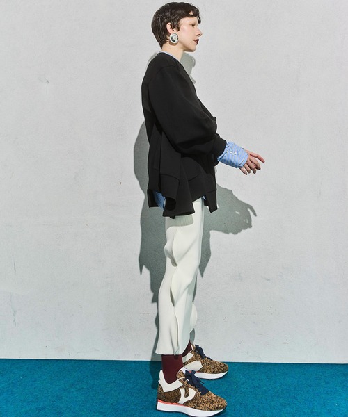 OMMO（オーエムエムオー）の「DOUBLE CURVE SLEEVE TOP（スウェット・レディース・ブラック/グレー/ボルドー・F）」の12枚目の写真