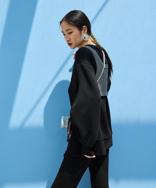 OMMO（オーエムエムオー）の「DOUBLE CURVE SLEEVE TOP（スウェット・レディース・ブラック/グレー/ボルドー・F）」の18枚目の写真