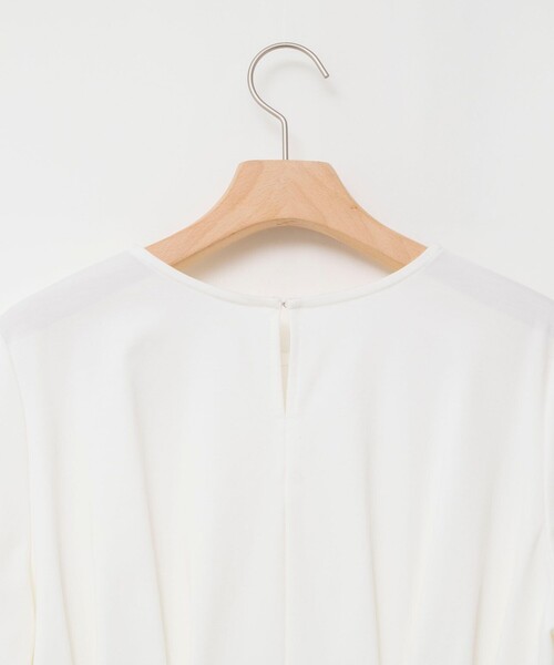 NOLLEY’S(ノーリーズ)の「《接触冷感/UVカット》ウォッシャブルハイスペックジャージペプラムプルオーバー(Tシャツ/カットソー・レディース・ブラック/オフホワイト/ベージュ・38)」の17枚目の写真