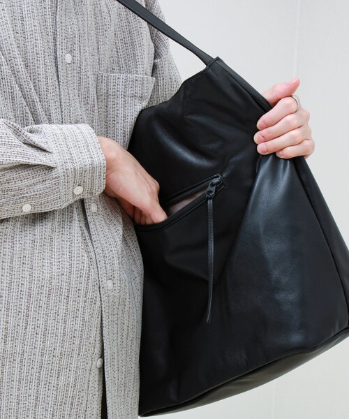Un coeur（アンクール）の「【Un coeur/アンクール】DRAPE 2WAY TOTE ドレープトートバッグ（トートバッグ・メンズ・ブラック・FREE）」の10枚目の写真